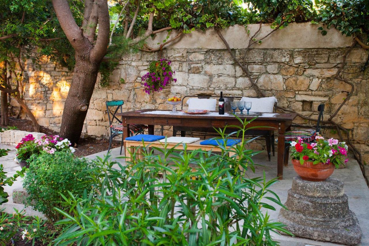 Cecilias Courtyard Konuk evi Malya Dış mekan fotoğraf